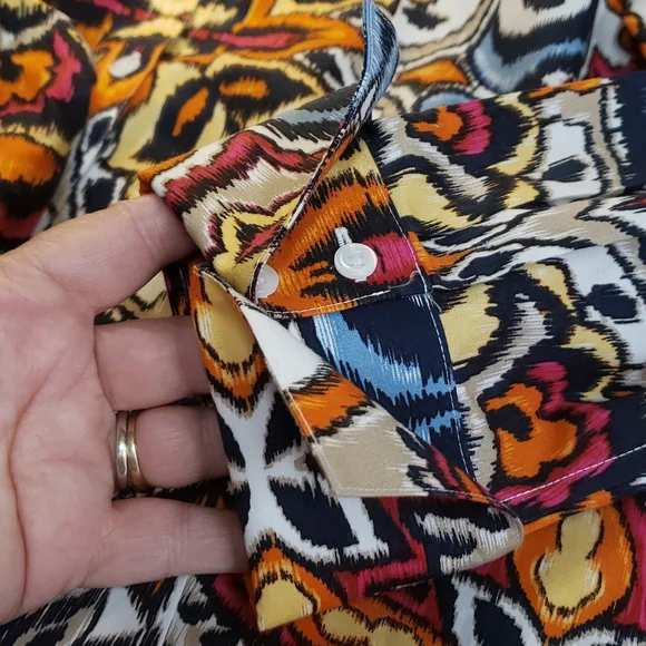 Chico's size 1 brightly colored button down shirt. F39 - Picture 8 of 9